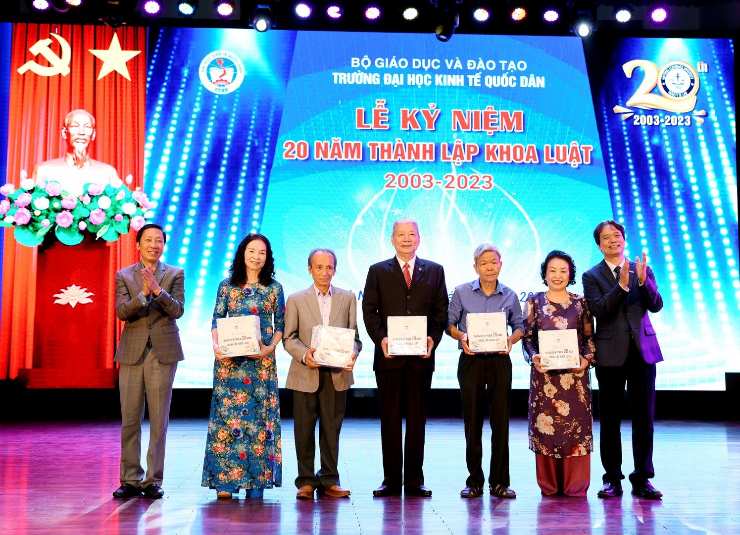 GS.TS Phạm Hồng Chương, Hiệu trưởng Trường Đại học Kinh tế Quốc dân cùng PGS.TS Trần Văn Nam, Trưởng Khoa Luật tặng quà tri ân các thế hệ lãnh đạo, giảng viên Khoa Luật (Ảnh: Tuấn Anh) Hướng tới thành lập Trường Luật trong khuôn khổ Đại học Kinh tế Quốc dân -1