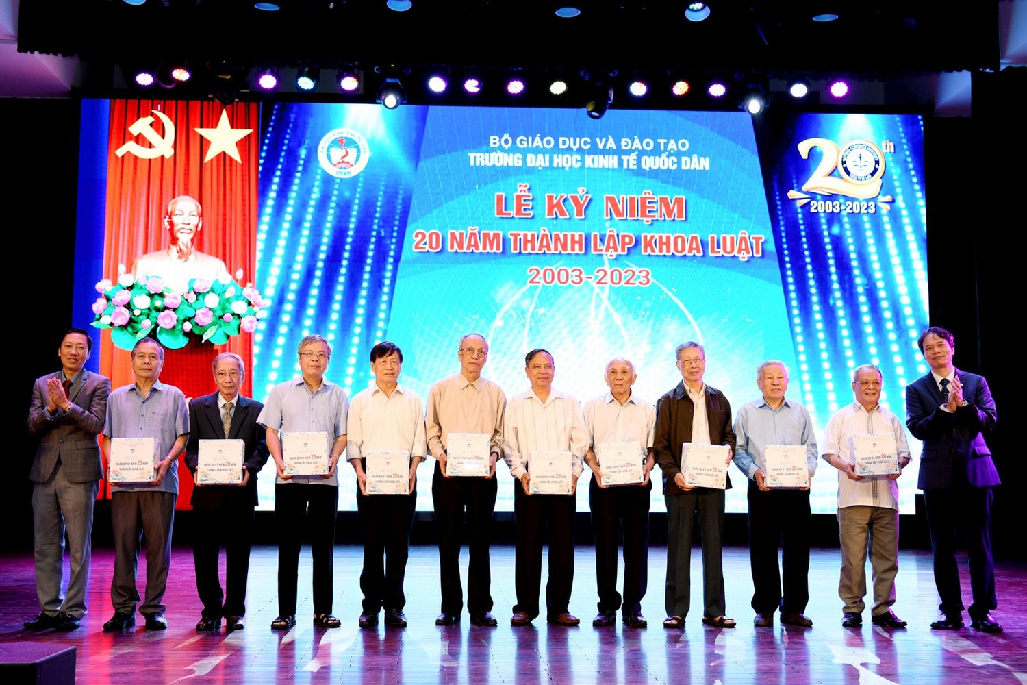 GS.TS Phạm Hồng Chương, Hiệu trưởng Trường Đại học Kinh tế Quốc dân cùng PGS.TS Trần Văn Nam, Trưởng Khoa Luật tặng quà tri ân các thế hệ lãnh đạo, giảng viên Khoa Luật (Ảnh: Tuấn Anh) Hướng tới thành lập Trường Luật trong khuôn khổ Đại học Kinh tế Quốc dân -0