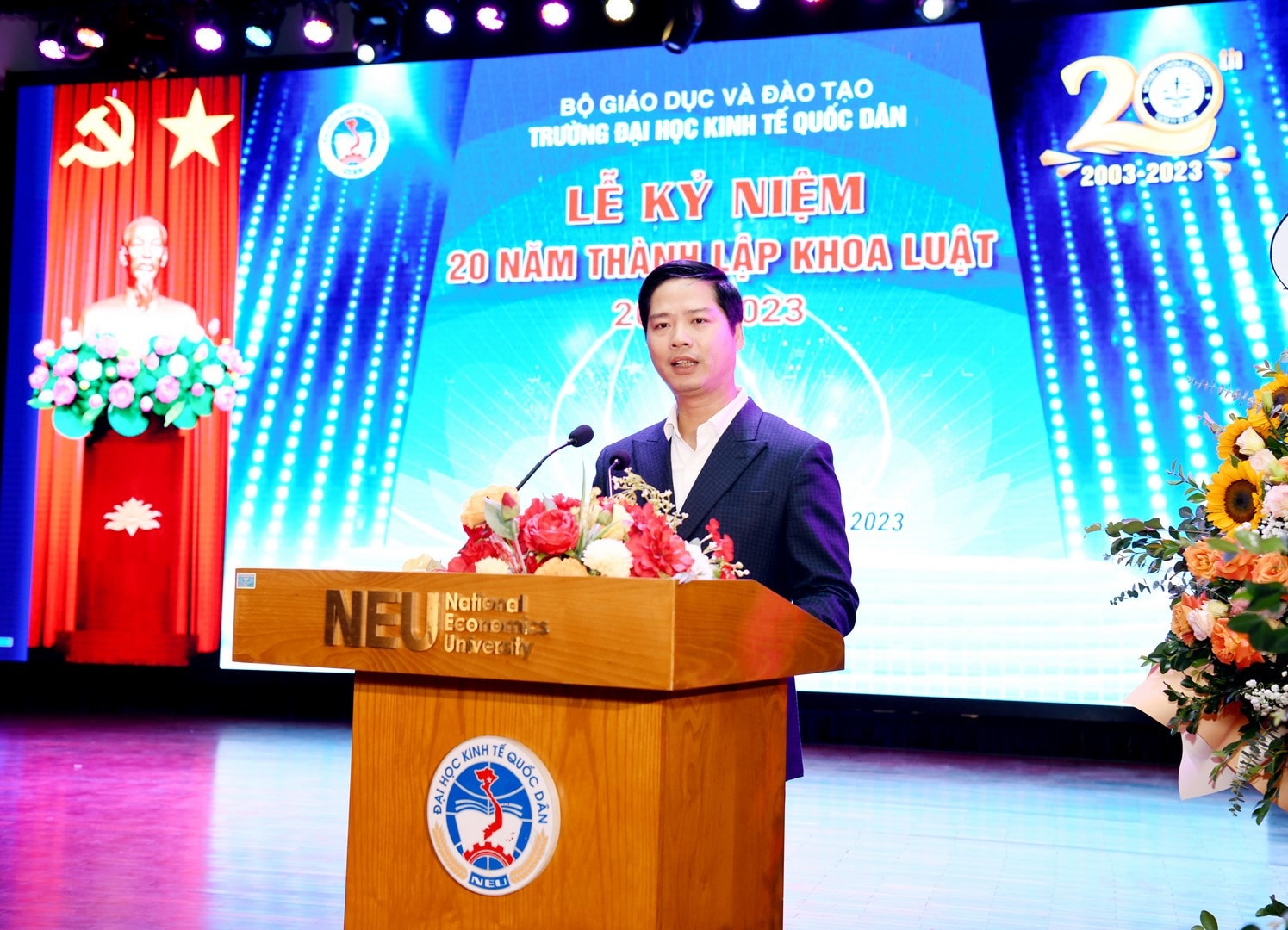 Ông Nguyễn Khắc Hải, cựu sinh viên K38 ngành Luật kinh doanh đại diện các cựu học viên, sinh viên Khoa Luật phát biểu (Ảnh: Tuấn Anh) Hướng tới thành lập Trường Luật trong khuôn khổ Đại học Kinh tế Quốc dân -0