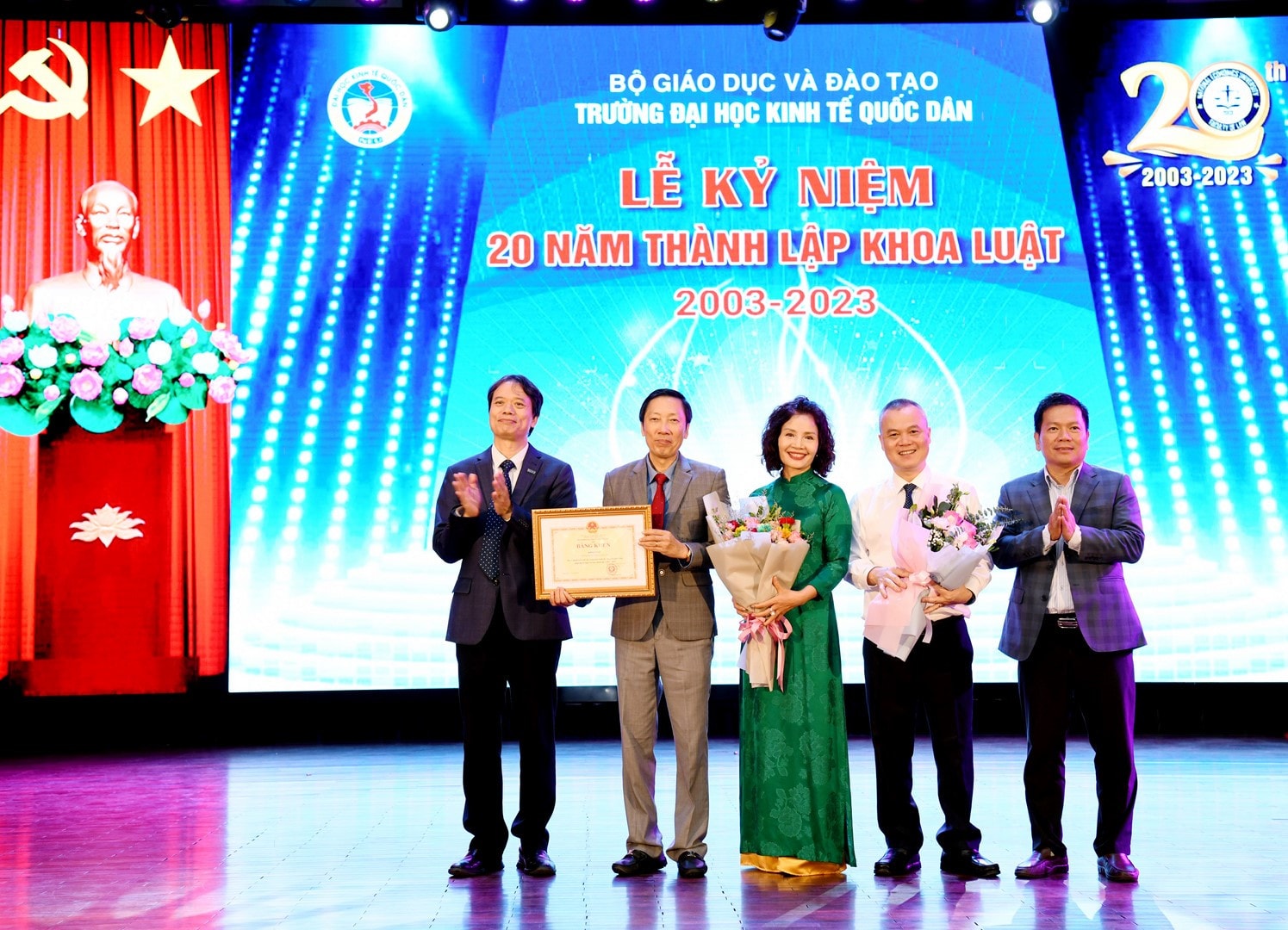 Tập thể Khoa Luật Trường Đại học Kinh tế Quốc dân cùng 3 cá nhân trong Khoa nhận bằng khen của Bộ trưởng Bộ GD-ĐT vì đã có thành tích xuất sắc trong việc xây dựng và phát triển đơn vị (Ảnh: Tuấn Anh) Hướng tới thành lập Trường Luật trong khuôn khổ Đại học Kinh tế Quốc dân -0