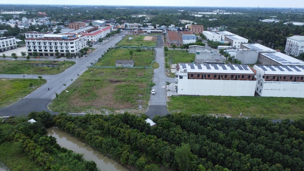 Phía sau Khu đô thị mới huyện Thới Lai là cánh đồng ruộng, cây ăn trái của người dân TP Cần Thơ: Cận cảnh Khu đô thị mới do Công ty cổ phần đầu tư Cadif làm chủ đầu tư