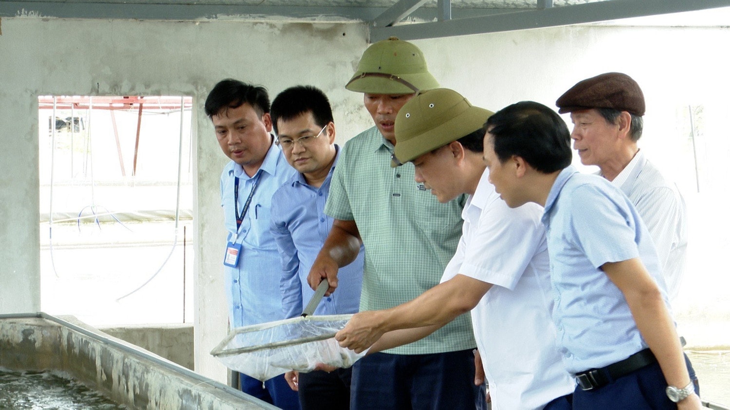 Đoàn công tác của lãnh đạo huyện Giao Thủy thăm mô hình nuôi tôm cho thu nhập cao của hộ gia đình anh Trần Văn Thủy 