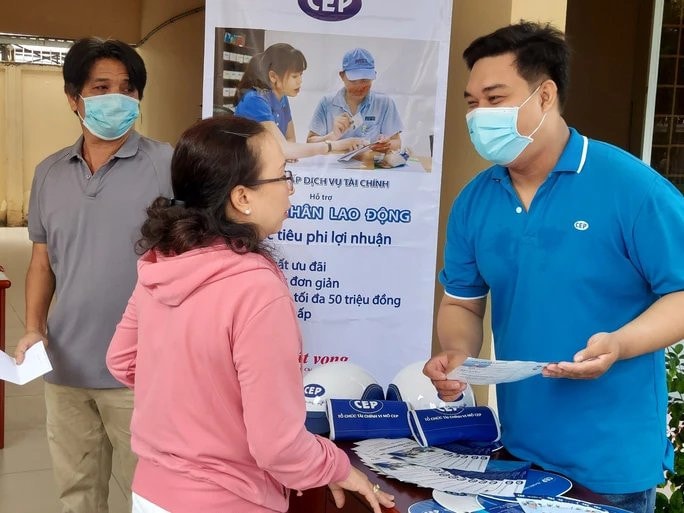 Cán bộ Tổ chức Tài chính vi mô CEP tư vấn hỗ trợ vốn vay cho người lao động