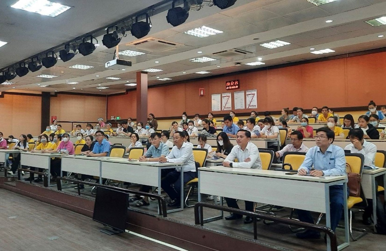 Đối thoại về chính sách BHXH, BHYT cho người lao động -0