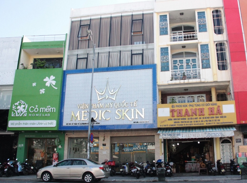Mặc dù bị xử phạt 80 triệu đồng và đình chỉ hoạt động 12 tháng nhưng cơ sở thẩm mỹ tại số 117-119 Lý Thái Tổ vẫn mở cửa hoạt động và thực hiện các dịch vụ thẩm mỹ. (Ảnh chụp ngày 28.10) Thẩm mỹ viện bị xử phạt lại đổi tên, sang nhượng để tiếp tục hoạt động -0