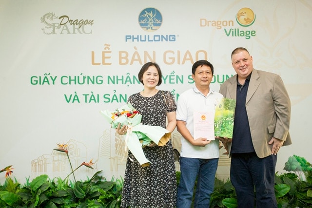 Niềm vui của cư dân với sổ hồng cầm trên tay Phú Long khẳng định uy tín nhà phát triển đô thị bền vững -0