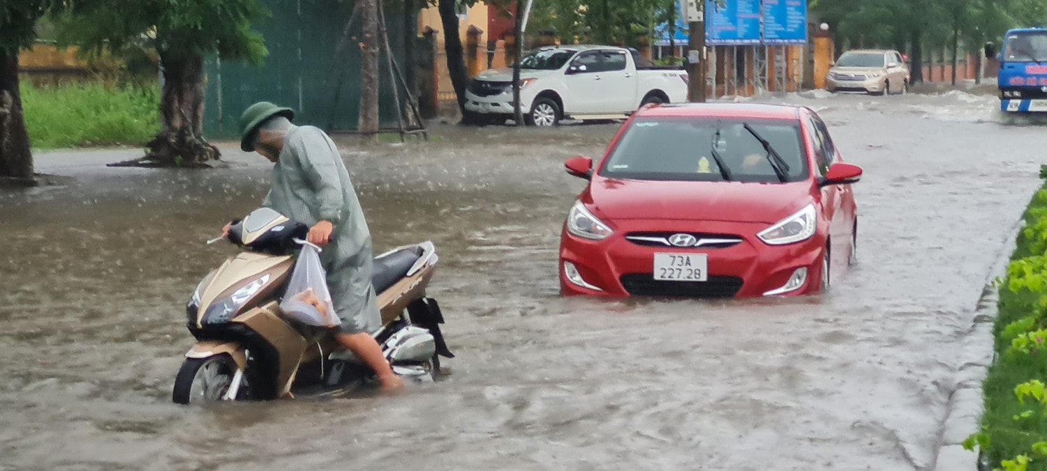 Quảng Bình: Mưa lớn gây ngập lụt, chia cắt tại một số địa phương -0