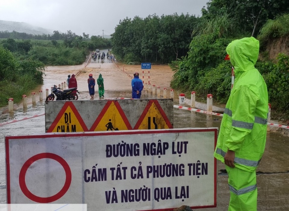 Quảng Bình: Mưa lớn gây ngập lụt, chia cắt tại một số địa phương -0