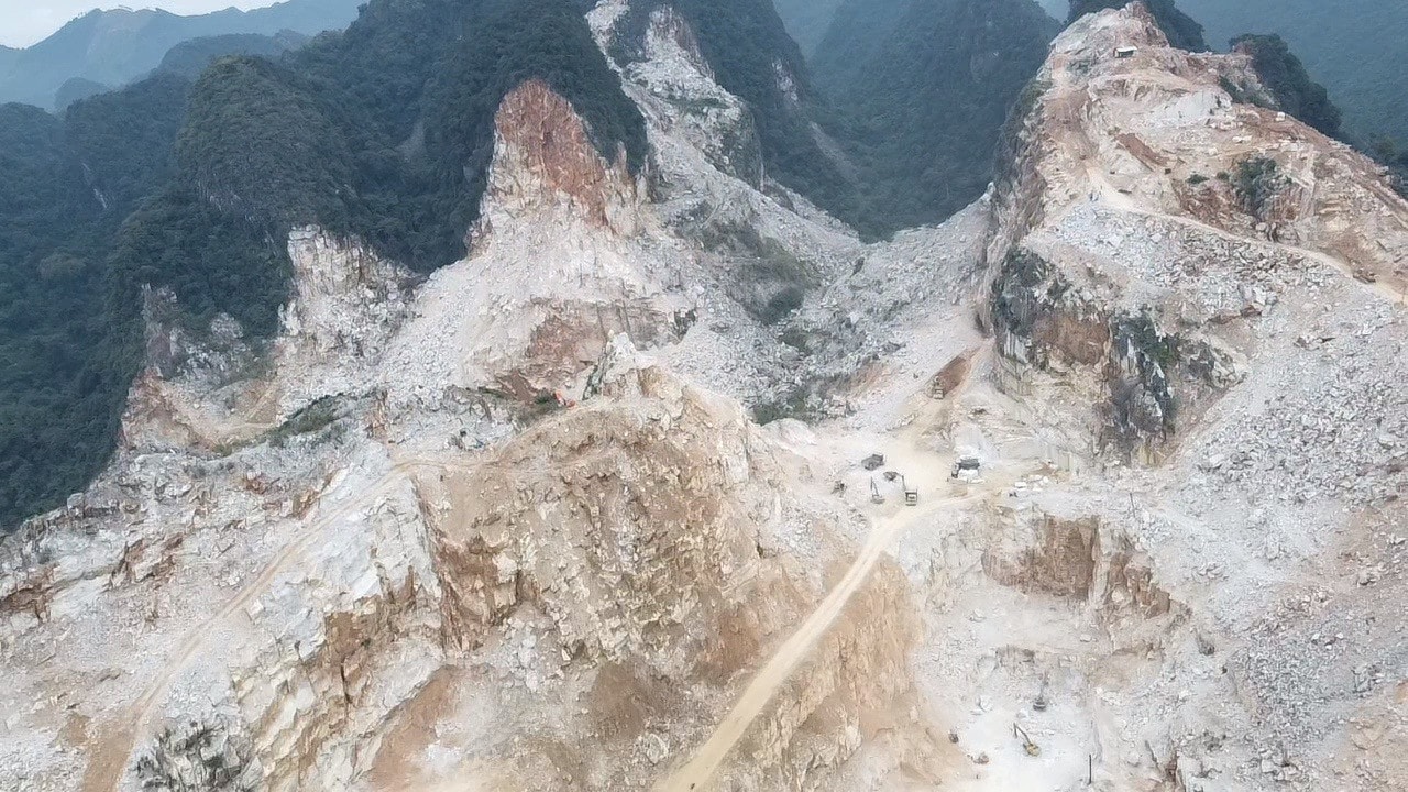 Khai thác “vàng trắng” ở  thủ phủ Nghệ An: “Tội nợ” người dân chịu -0