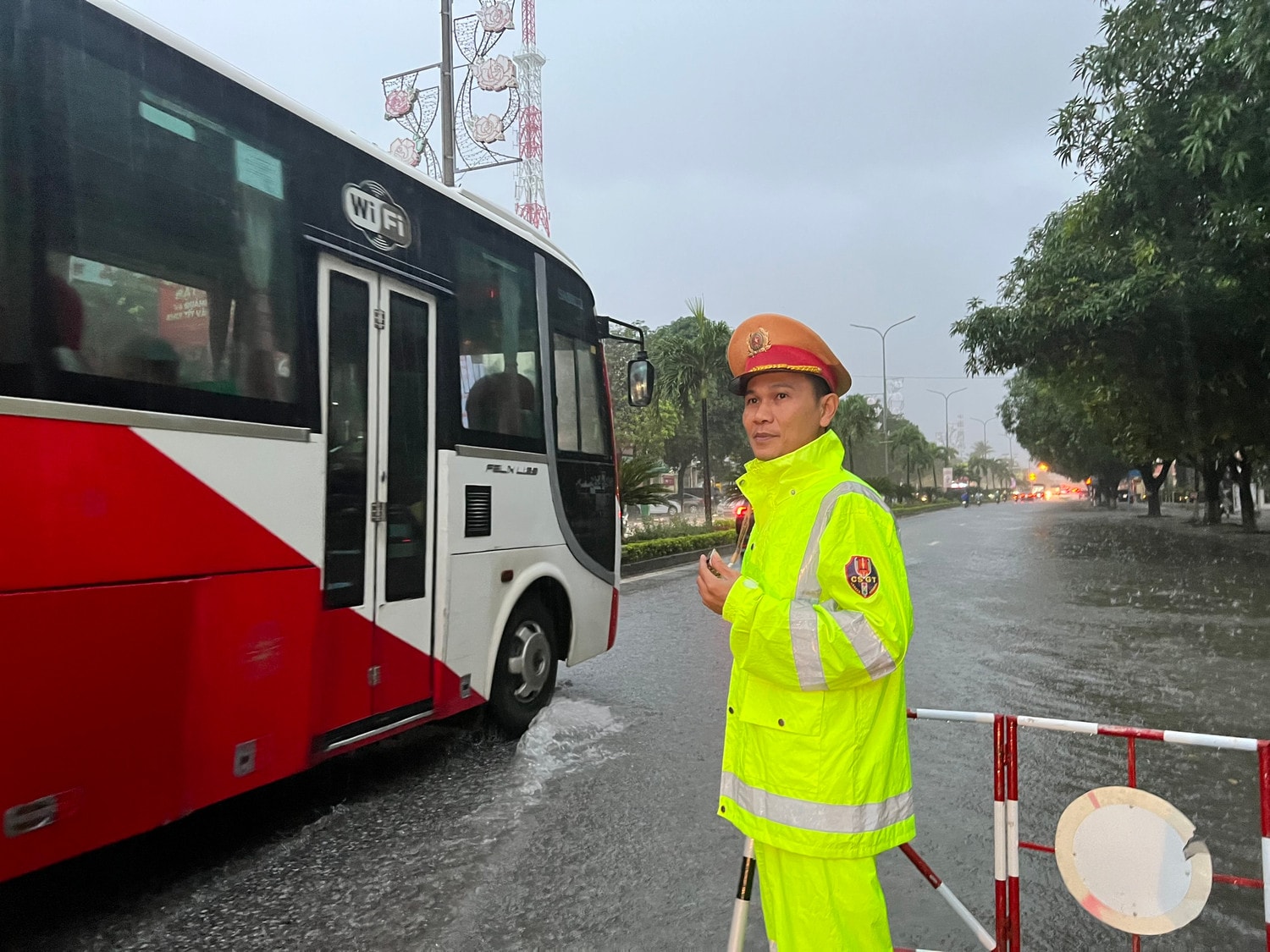 Quảng Bình: Mưa lớn gây ngập lụt, chia cắt tại một số địa phương -0