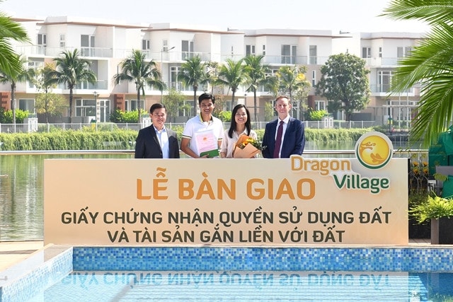 Khách hàng phấn khởi chụp ảnh lưu niệm tại khu đô thị Dragon Village Phú Long khẳng định uy tín nhà phát triển đô thị bền vững -0