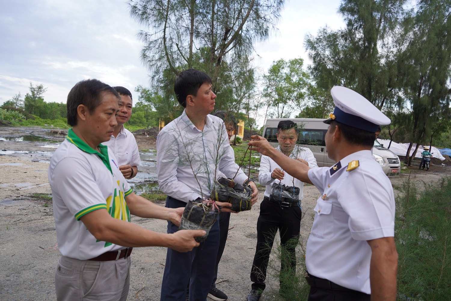 PVFCCo bàn giao 100.000 cây xanh và vật tư góp phần “xanh hóa Trường Sa” -0