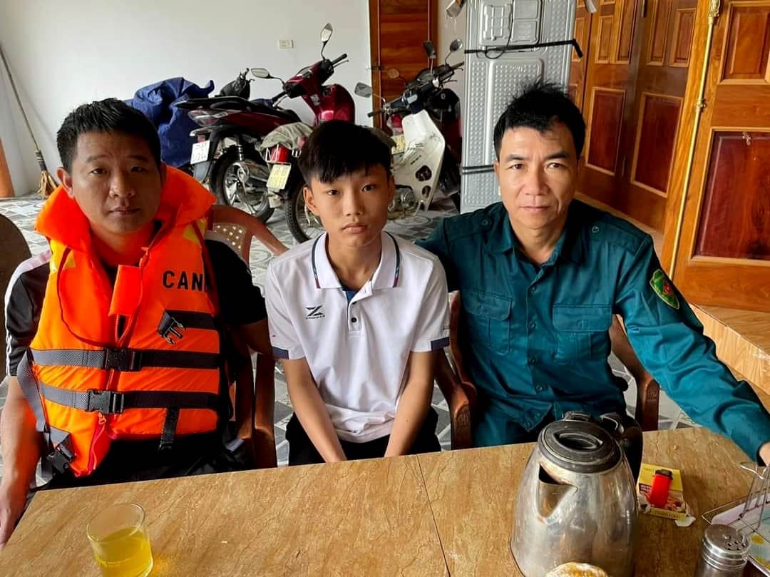 Nam sinh cùng thôn đội trưởng lao ra dòng nước lũ cứu người -0