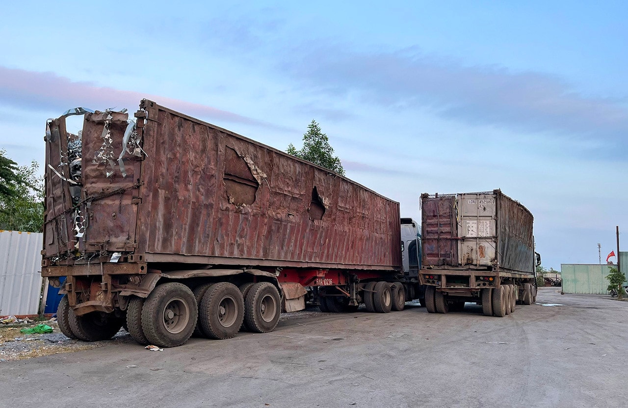 Bình Dương: Đường “tan nát” vì xe tải hạng nặng chạy bất chấp biển cấm để ra vào bãi phế liệu