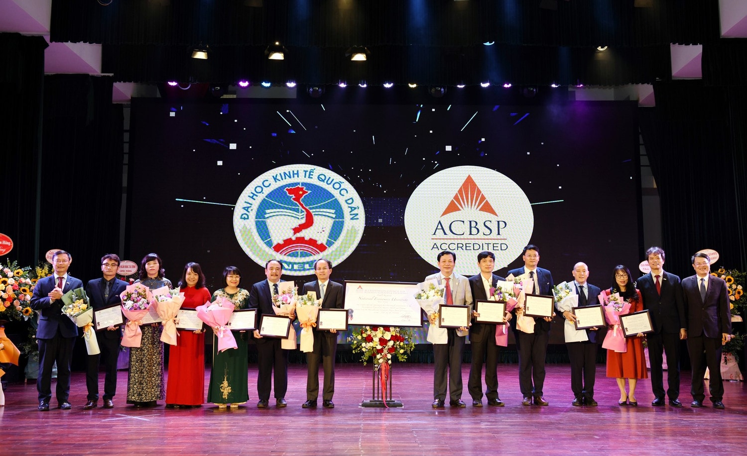 Thêm 8 chương trình đào tạo của Trường ĐH Kinh tế Quốc dân đạt Chứng nhận kiểm định chất lượng Hoa Kỳ -0