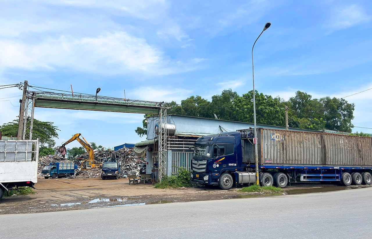 Bình Dương: Đường “tan nát” vì xe tải hạng nặng chạy bất chấp biển cấm để ra vào bãi phế liệu