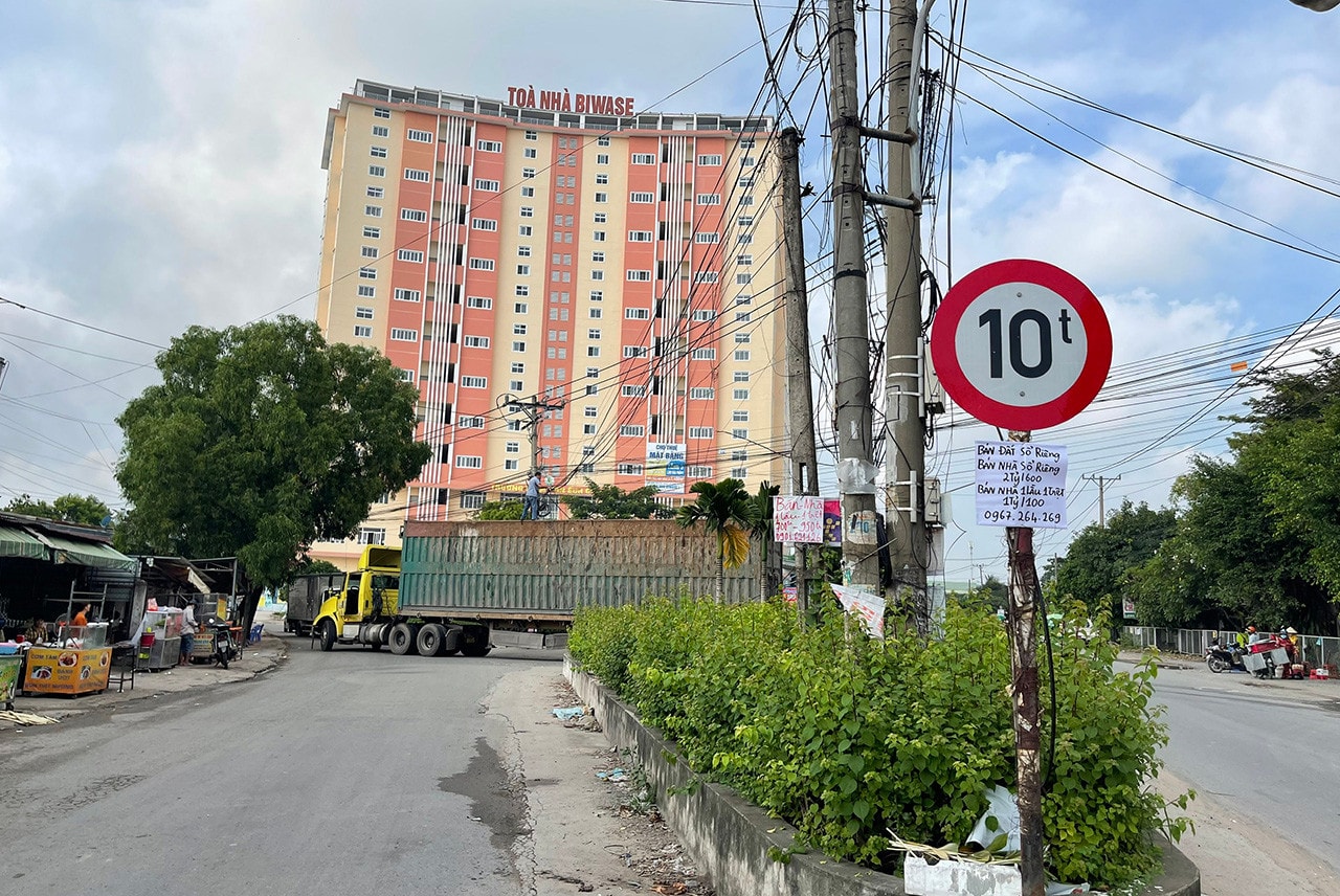 Bình Dương: Đường “tan nát” vì xe tải hạng nặng chạy bất chấp biển cấm để ra vào bãi phế liệu
