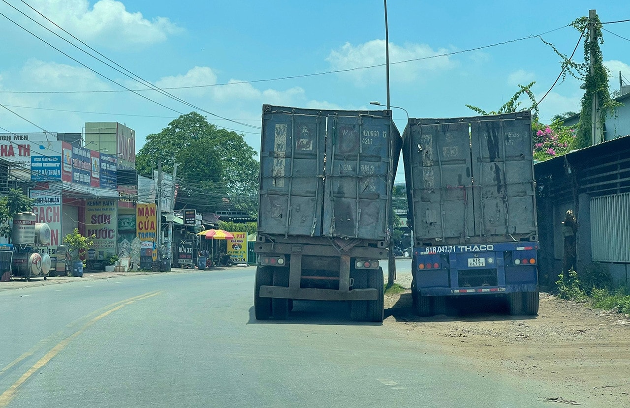 Bình Dương: Đường “tan nát” vì xe tải hạng nặng chạy bất chấp biển cấm để ra vào bãi phế liệu