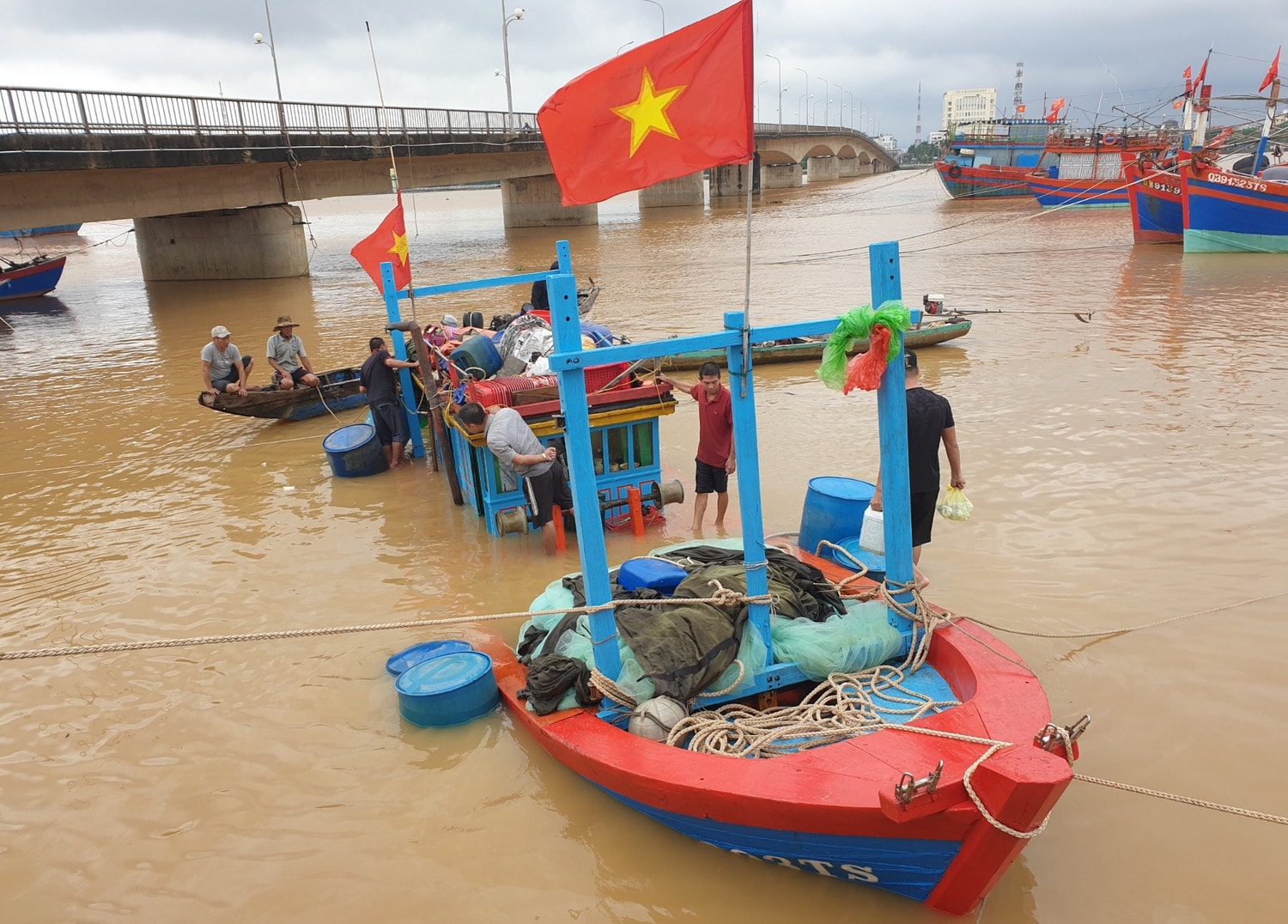 Quảng Bình: Bộ đội cùng ngư dân trục vớt thuyền cá bị chìm trên sông -0