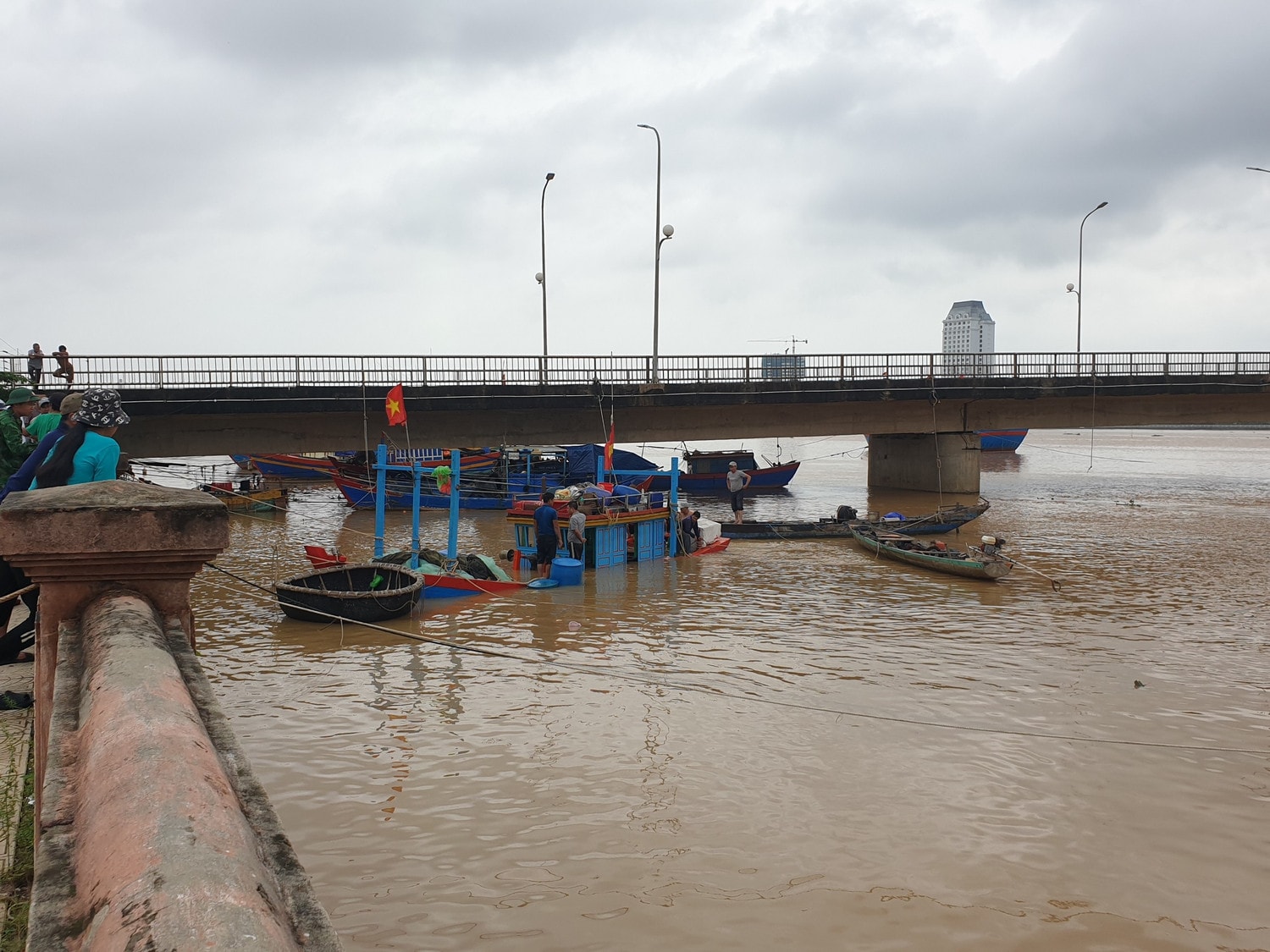 Quảng Bình: Bộ đội cùng ngư dân trục vớt thuyền cá bị chìm trên sông -0
