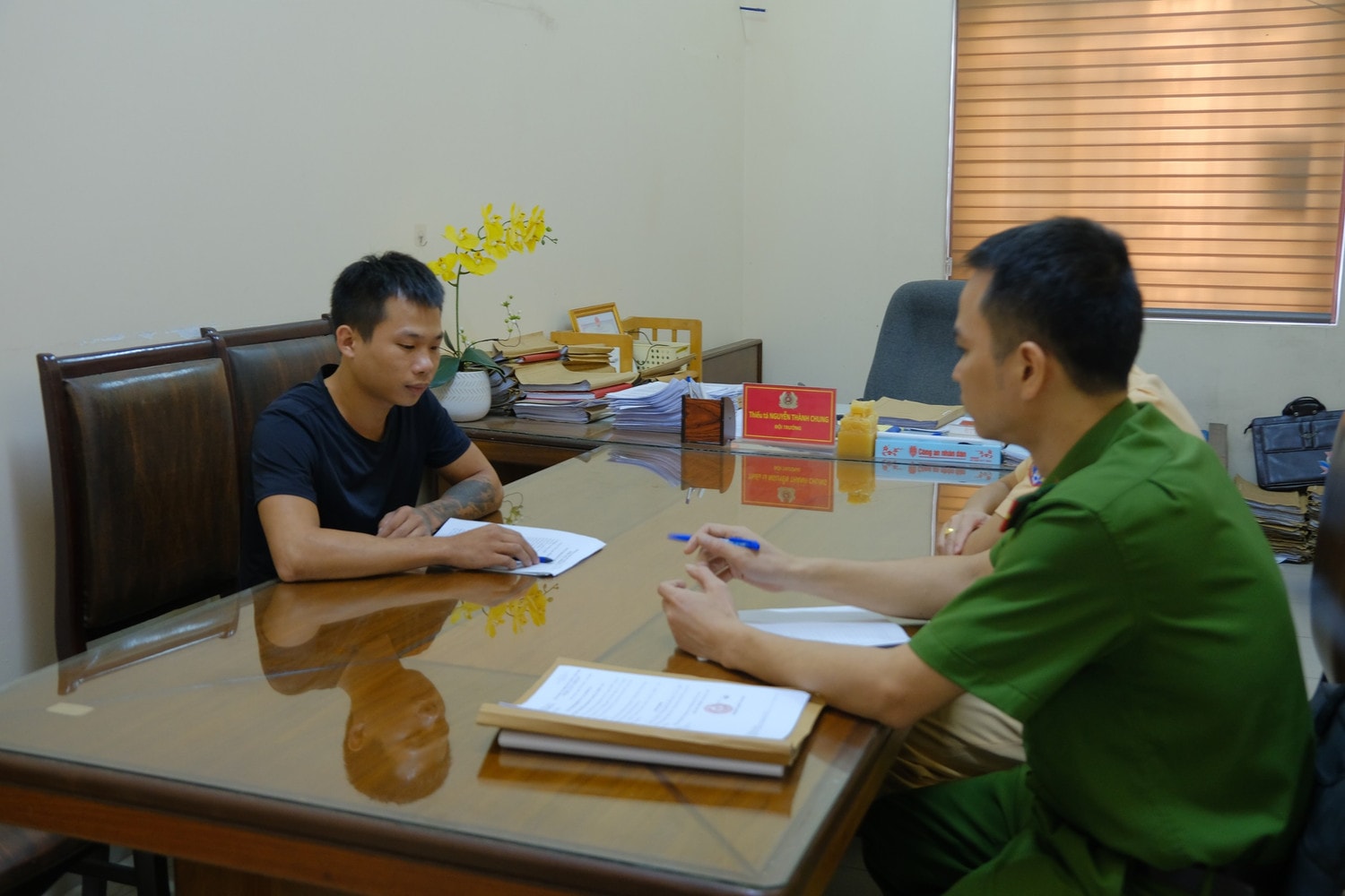 Khởi tố lái xe chống người thi hành công vụ -0