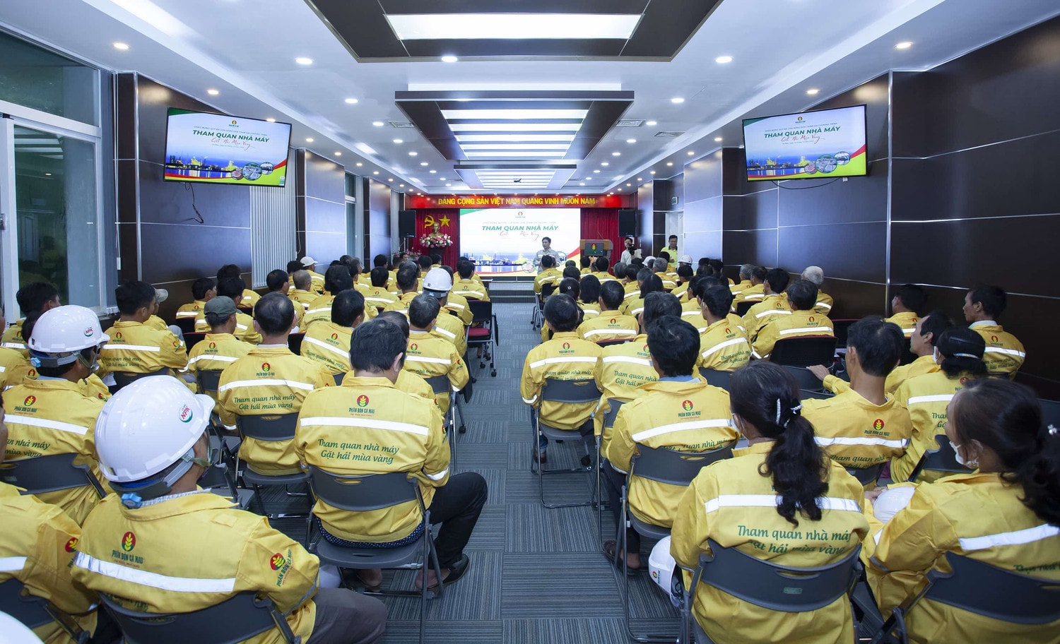 Bà con được chứng kiến toàn bộ quy trình sản xuất bằng dây chuyền hiện đại (Ảnh: PVCFC)