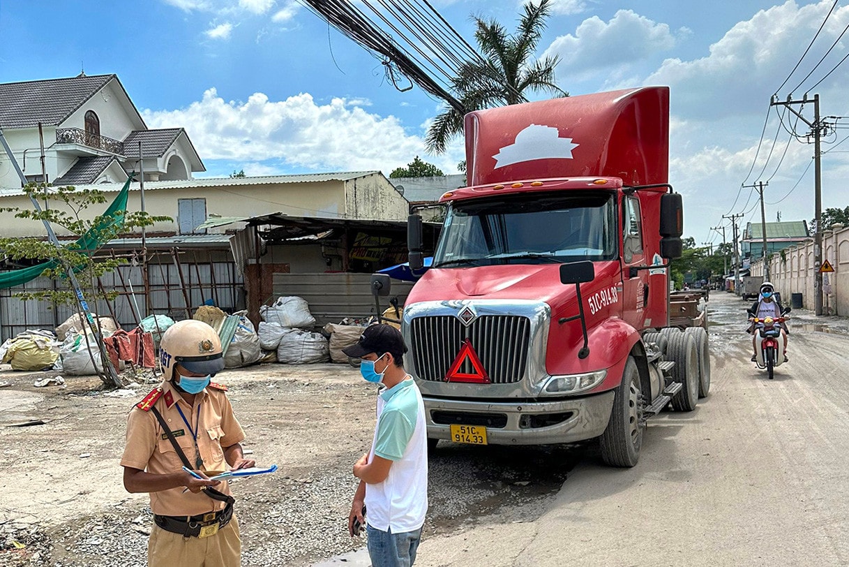 Vụ “băm nát” đường ở Bình Dương: Xử lý hàng loạt xe đi vào đường cấm sau phản ánh của Báo Đại biểu Nhân dân