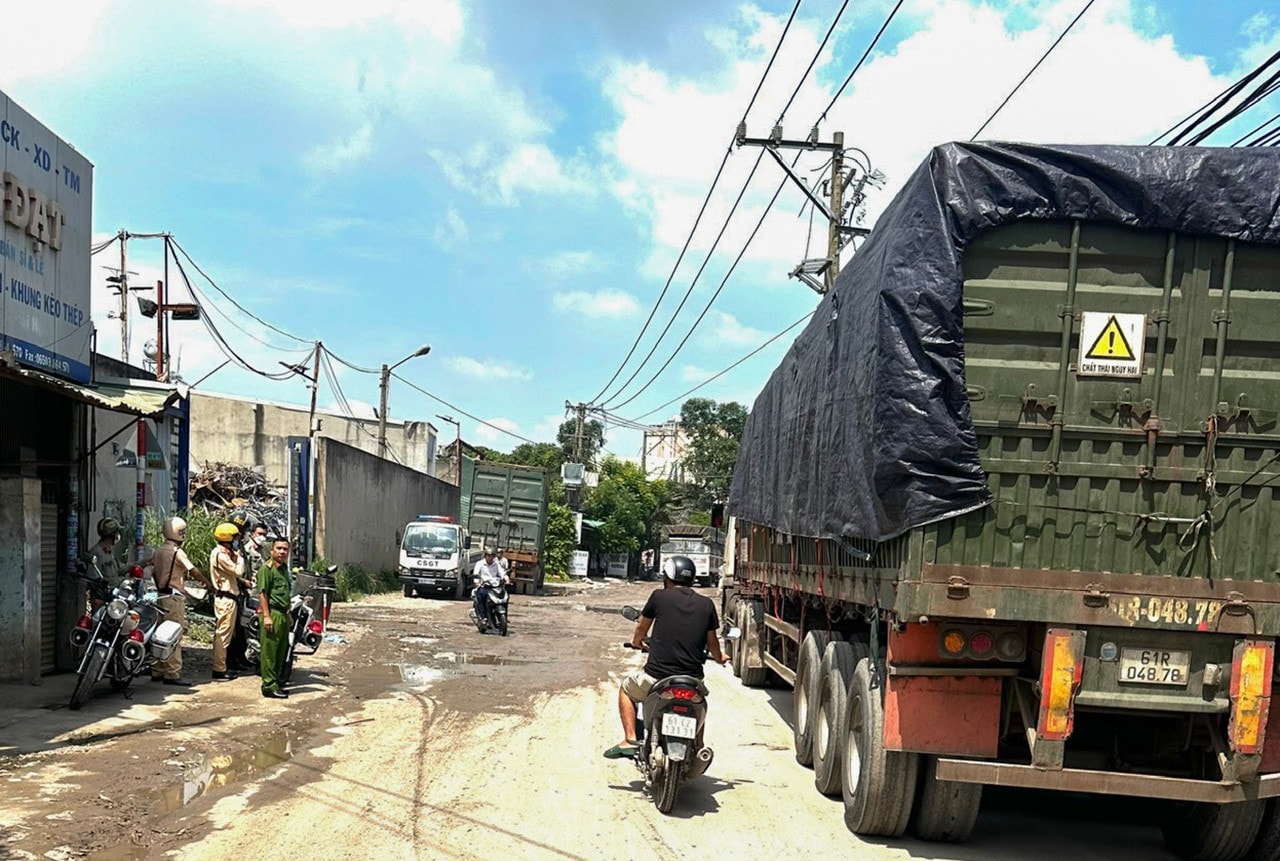 Vụ xe quá tải “băm nát” đường ở Bình Dương: Lực lượng Công an xử lý nhiều xe đi vào đường cấm