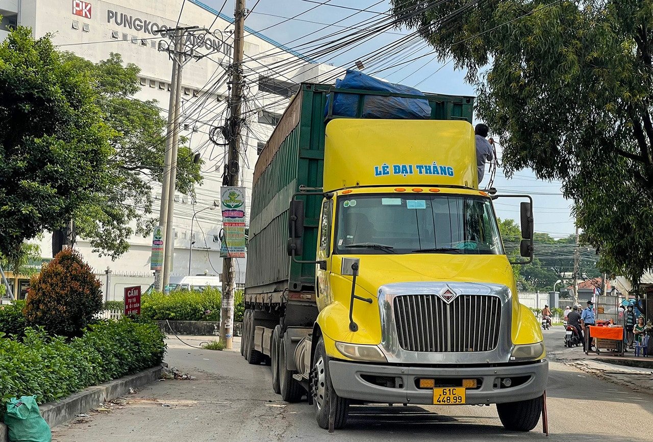 Vụ xe quá tải “băm nát” đường ở Bình Dương: Lực lượng Công an xử lý nhiều xe đi vào đường cấm