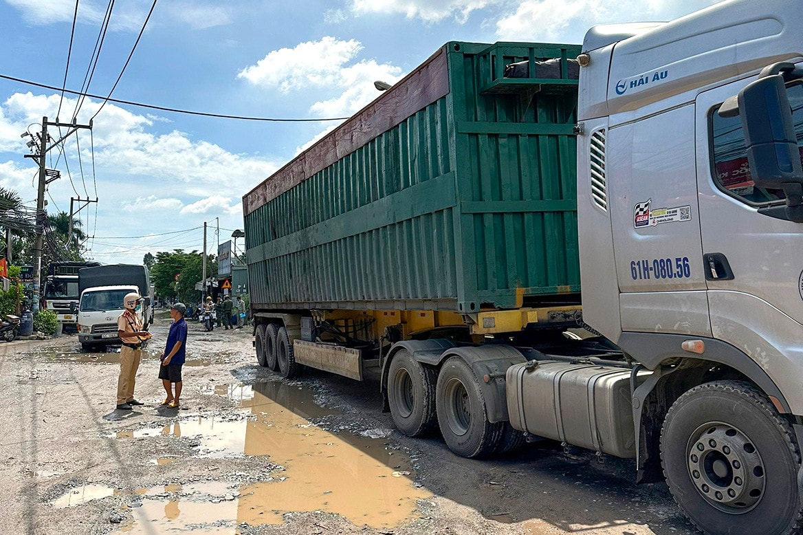 Vụ “băm nát” đường ở Bình Dương: Xử lý hàng loạt xe đi vào đường cấm sau phản ánh của Báo Đại biểu Nhân dân