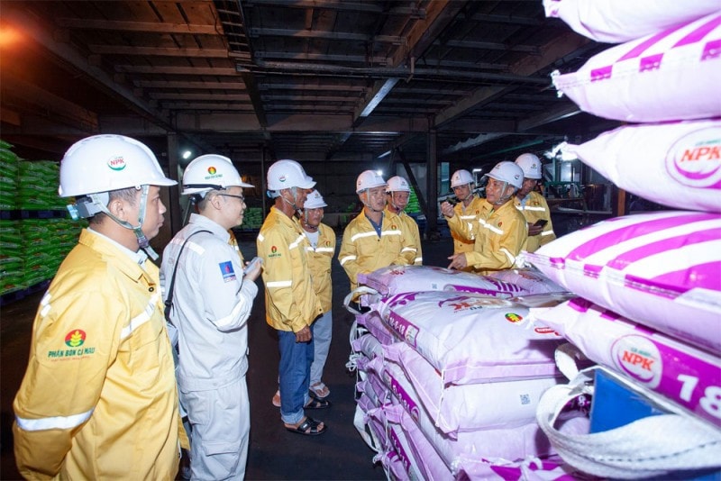 Bà con nông dân tham quan quy trình sản xuất và đóng bao NPK Cà Mau. Ảnh: PVCFC