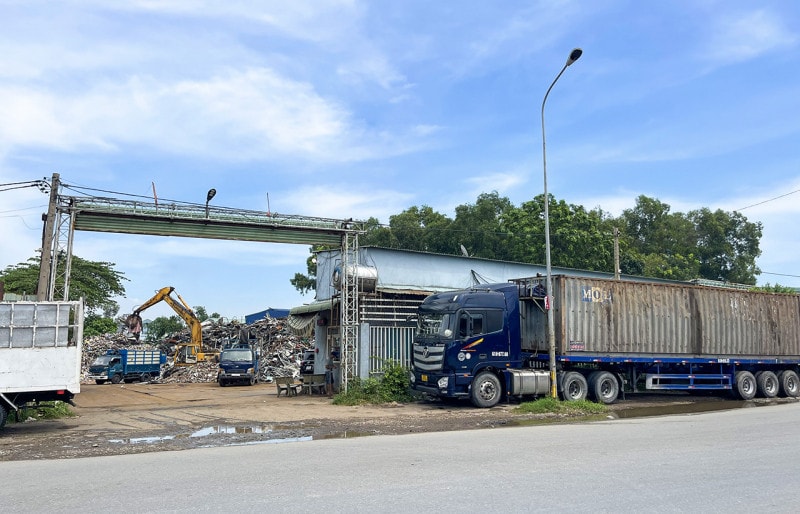 Xử lý xe quá tải, quá khổ bất chấp biển cấm ra vào bãi phế liệu “băm nát” đường ở Bình Dương -0