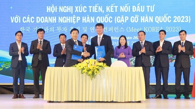 Chủ tịch UBND tỉnh Yên Bái Trần Huy Tuấn và Chủ tịch Quỹ Phát triển hạnh phúc Hàn Quốc Mun Hyun trao Biên bản thỏa thuận hợp tác đầu tư