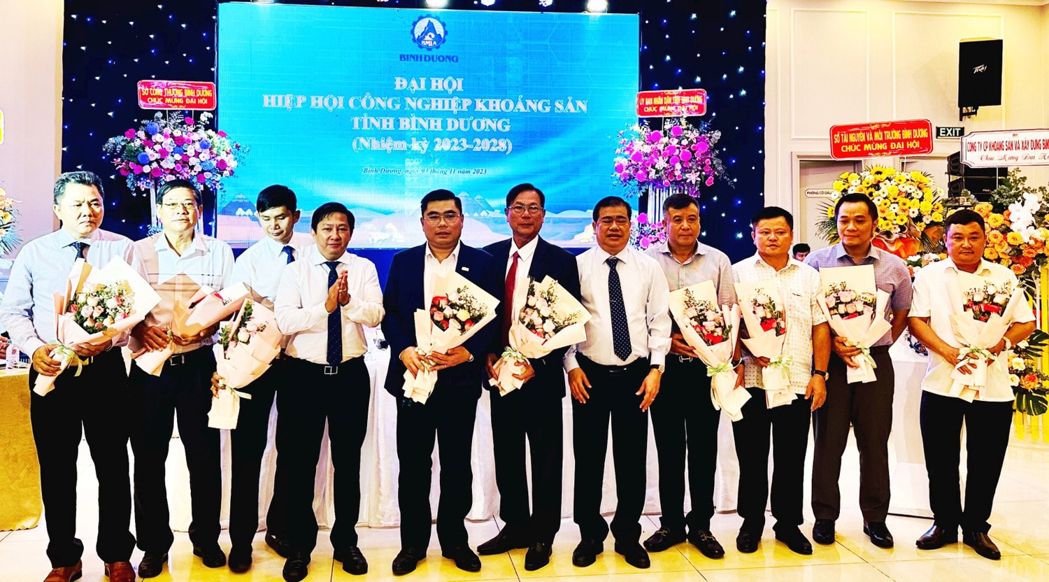 Ông Phan Tấn Đạt được bầu làm Chủ tịch Hiệp hội Công nghiệp khoáng sản tỉnh Bình Dương -0