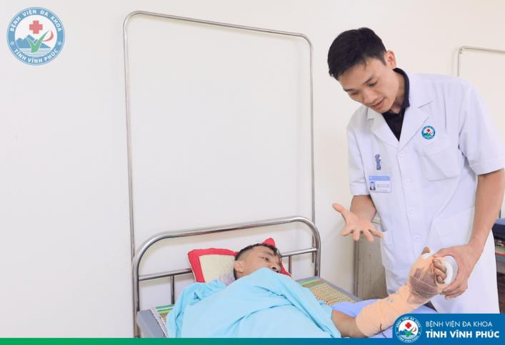 Bất ngờ phát nổ khi sạc pin điện thoại, nam bệnh nhân 38 tuổi bị dập nát bàn tay -0