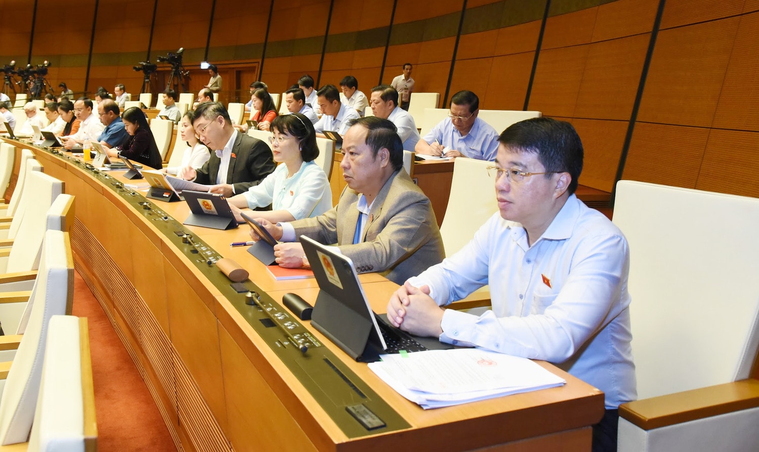 Nêu cao tinh thần trách nhiệm, làm rõ thực trạng, chỉ rõ nguyên nhân, phương hướng, giải pháp, tạo chuyển biến căn bản, thực chất trong từng lĩnh vực chất vấn -0