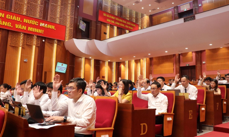 Đại biểu HĐND tỉnh thông qua nghị quyết tại kỳ họp - Ảnh: Q.M.G