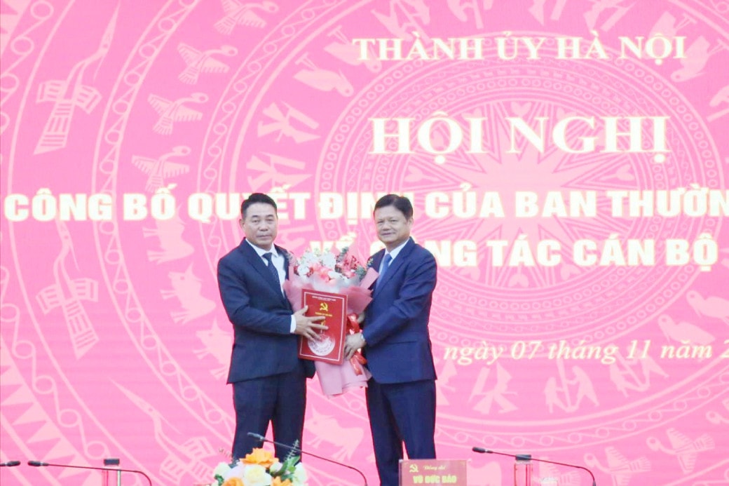 Trao quyết định của Thành ủy Hà Nội về công tác cán bộ -0