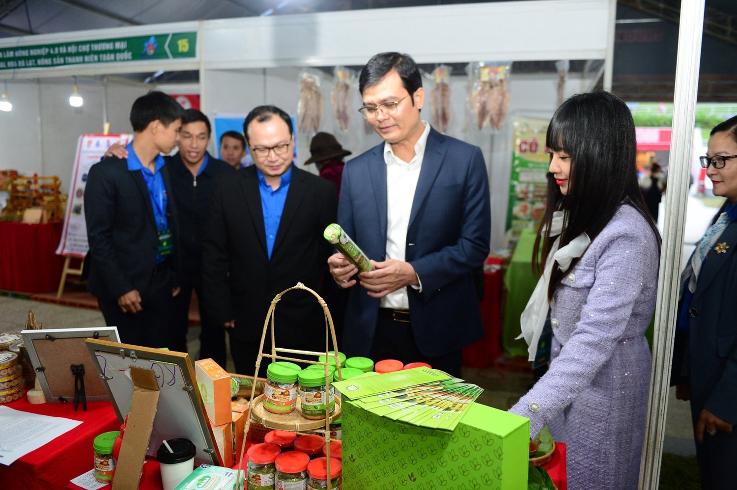 Bí thư thứ nhất Trung ương Đoàn Bùi Quang Huy tham các gian hàng tại “Liên hoan Thanh niên nông thôn toàn quốc và trao Giải thưởng Lương Định Của lần thứ XVIII năm 2023” img_2574.jpg -0