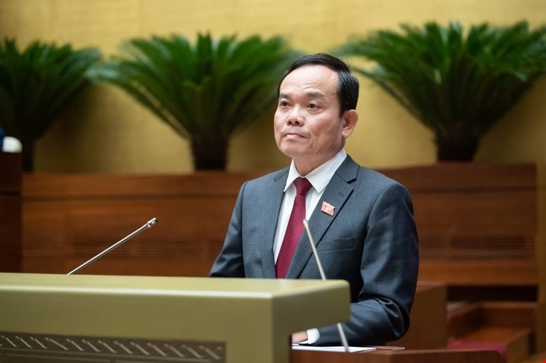 Đại biểu Nguyễn Thị Yến Nhi- Phó Trưởng đoàn chuyên trách tỉnh Bến Tre tham gia tranh luận nội dung trả lời của Bộ trưởng Bộ Tư pháp Lê Thành Long về tình trạng chậm ban hành văn bản quy định chi tiết các Luật, Nghị quyết. -1