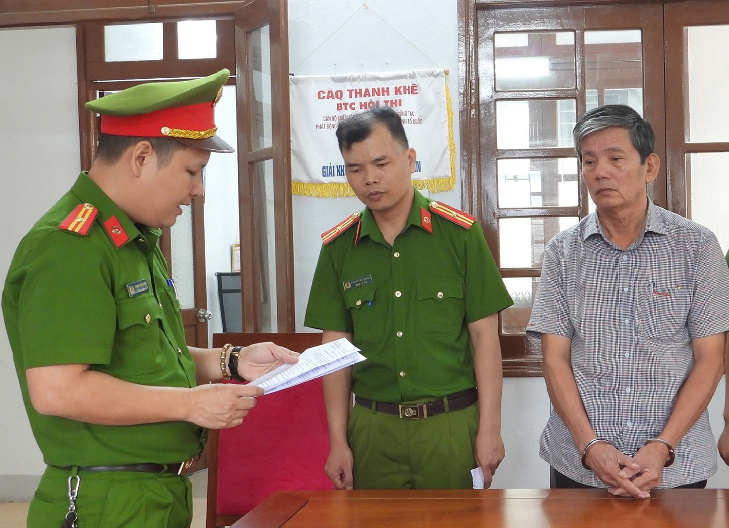 Cơ quan Cảnh sát điều tra Công an TP. Đà Nẵng tống đạt quyết định khởi tố bị can đối với Đinh Ngọc Bình Lừa bán lô đất 3.528m2, chiếm đoạt 20 tỷ đồng tiền đặt cọc -0