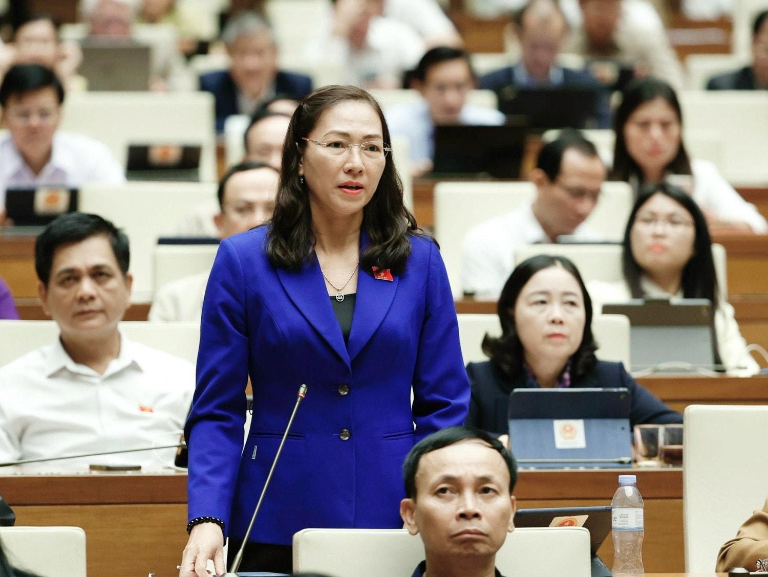 Đại biểu Nguyễn Thị Yến Nhi- Phó Trưởng đoàn chuyên trách tỉnh Bến Tre tham gia tranh luận nội dung trả lời của Bộ trưởng Bộ Tư pháp Lê Thành Long về tình trạng chậm ban hành văn bản quy định chi tiết các Luật, Nghị quyết. -0