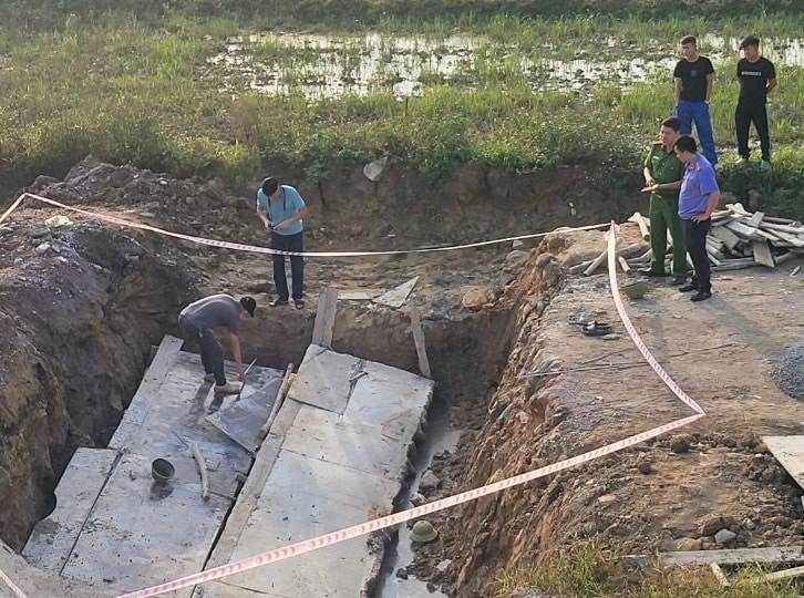 Sập tấm đan cống hộp đường gom cao tốc, 2 công nhân tử vong -0