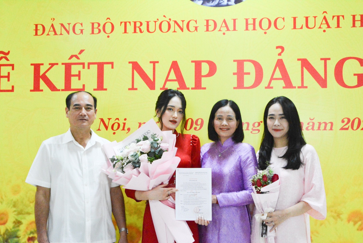 Trường Đại học Luật Hà Nội kết nạp Đảng cho 77 sinh viên ưu tú