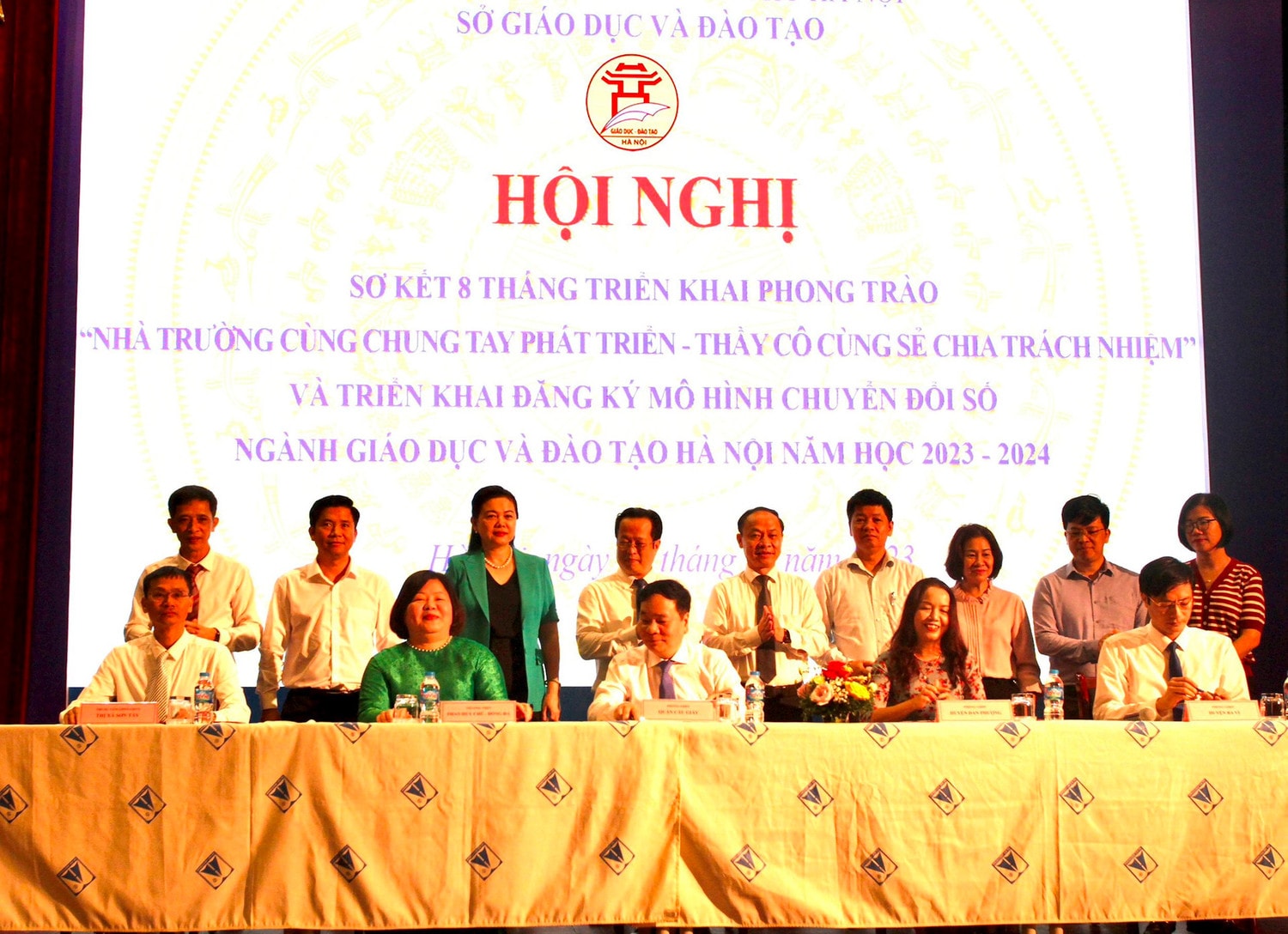 Hà Nội thí điểm quản lý khoản thu không dùng tiền mặt trong trường học -0