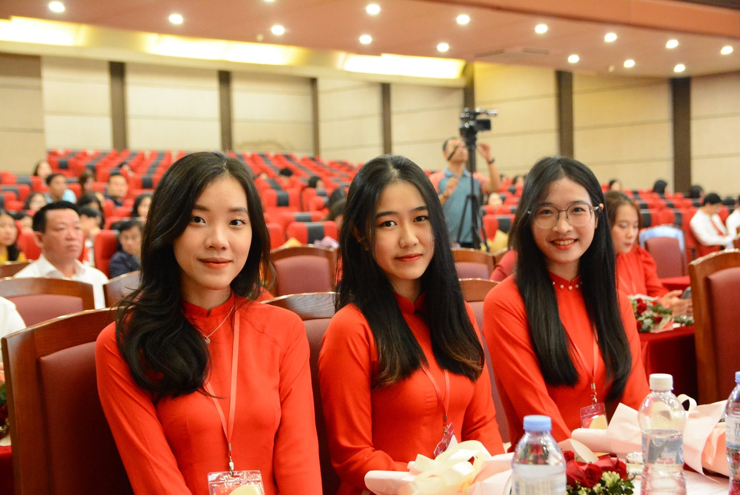 Các đảng viên mới rạng rỡ trong buổi lễ kết nạp Đảng Trường Đại học Luật Hà Nội kết nạp Đảng cho 77 sinh viên ưu tú -1