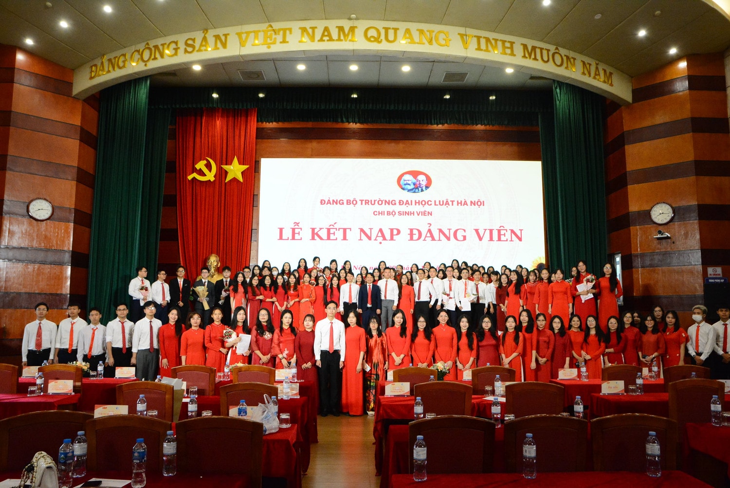 77 quần chúng ưu tú được Chi bộ sinh viên số 01 và Chi bộ sinh viên số 02, được Đảng ủy Trường Đại học Luật Hà Nội tổ chức kết nạp Đảng ngày 9.11 Trường Đại học Luật Hà Nội kết nạp Đảng cho 77 sinh viên ưu tú -0