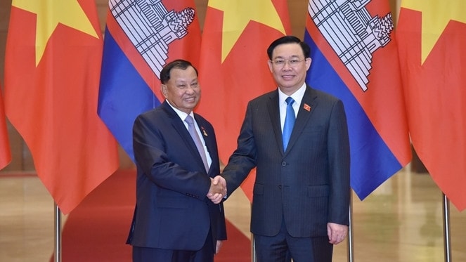 Chủ tịch Quốc hội Vương Đình Huệ đón Chủ tịch Thượng viện Campuchia Samdech Saychum thăm chính thức Việt Nam tháng 10.2022. Ảnh: Lâm Hiển Chủ tịch Quốc hội Vương Đình Huệ chúc mừng 70 năm Ngày Độc lập Vương quốc Campuchia -0