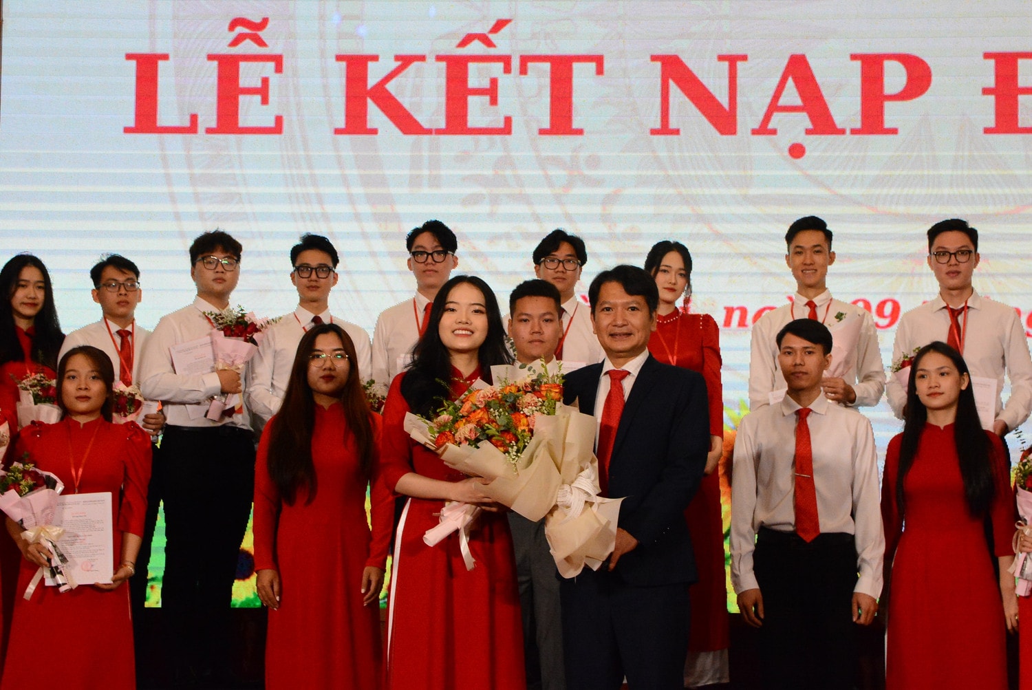 Các đảng viên mới rạng rỡ trong buổi lễ kết nạp Đảng Trường Đại học Luật Hà Nội kết nạp Đảng cho 77 sinh viên ưu tú -0