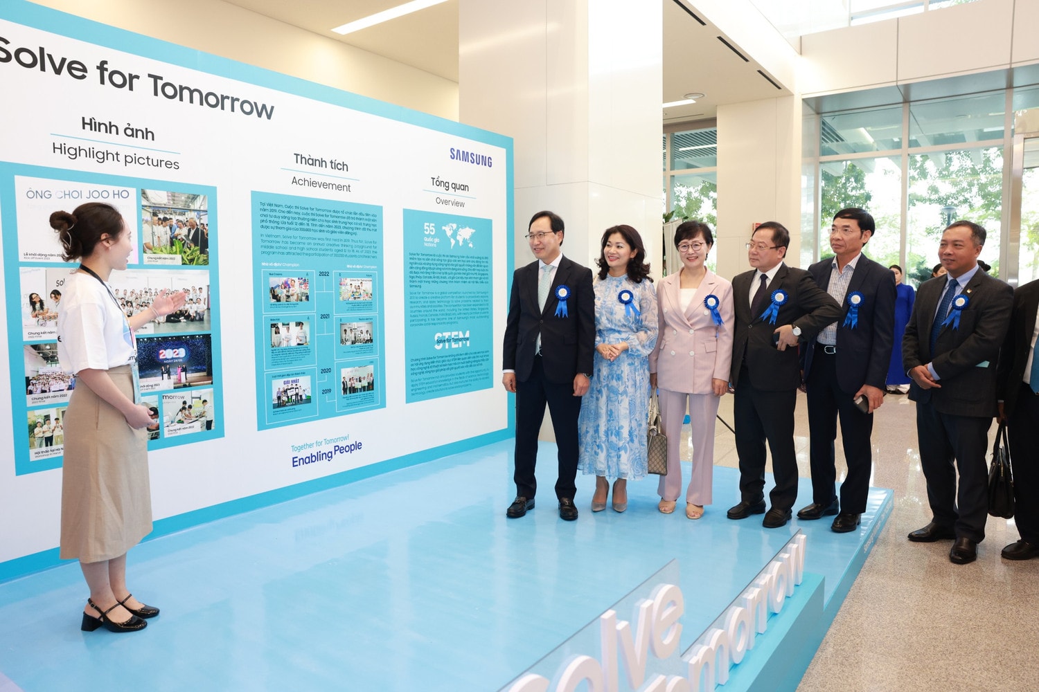 Các đại biểu tham quan khu vực triển lãm tại CSR Day của Samsung Việt Nam